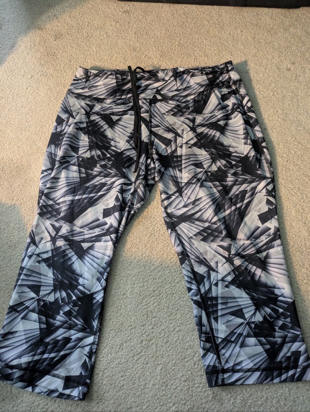 🖤🤍 Eye-Catching Geometric Danskin Now‎ Capri Leggings 🤍🖤